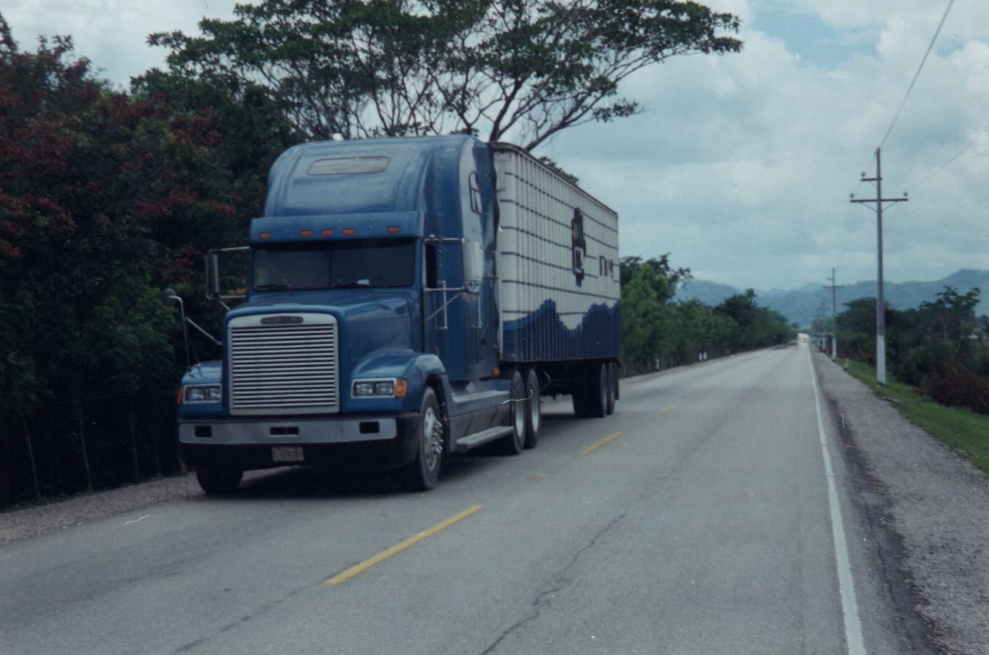 Camión histórico Panaza en carretera